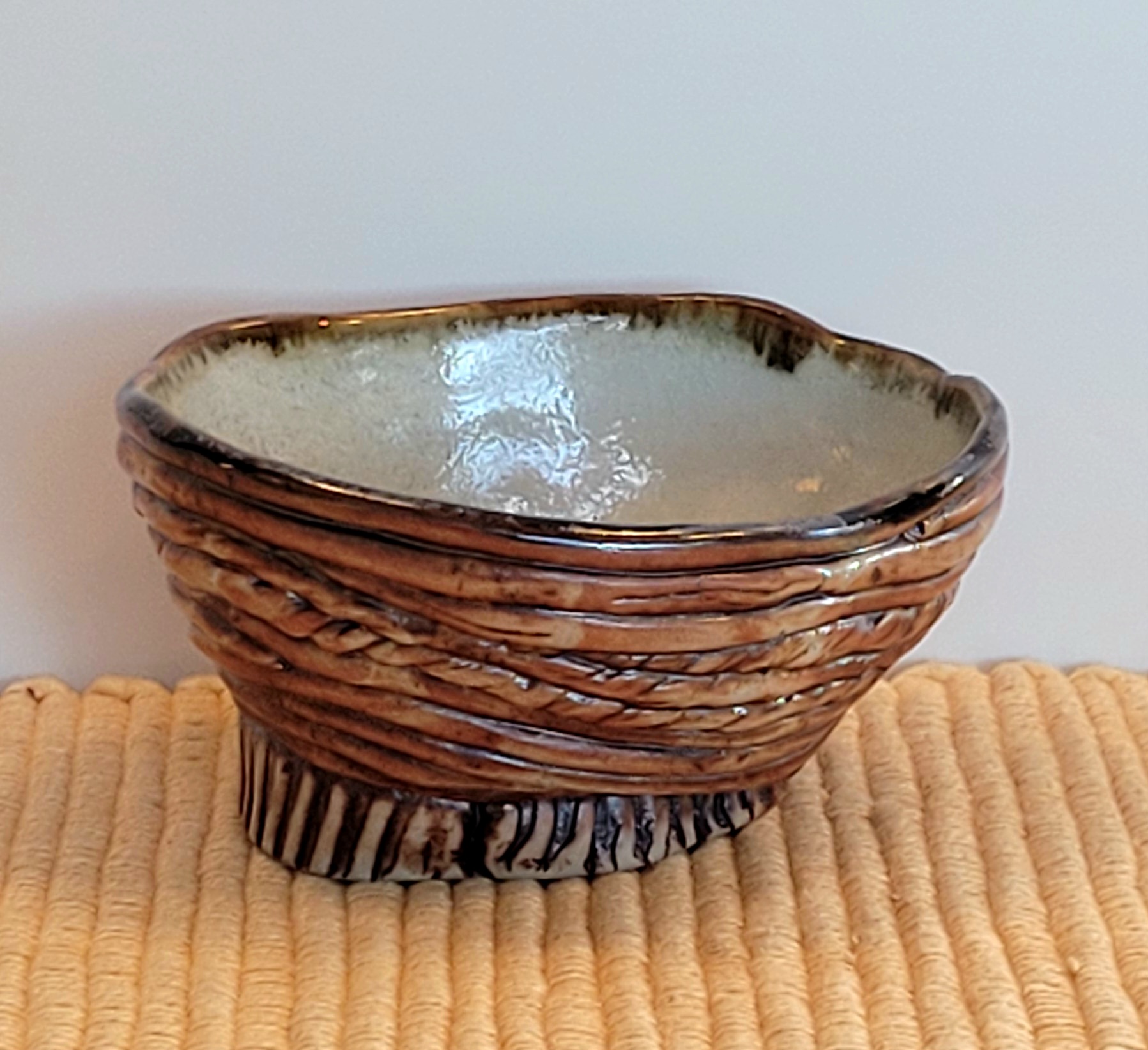 Click to view detail for SL-213 Bowl, Porcelain Freeform Coil $26